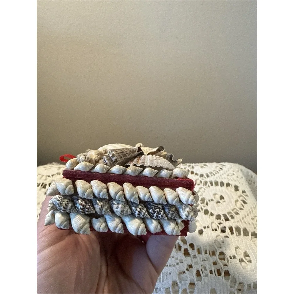 VINTAGE  JEWELRY BOX TRINKED BOX WITH SHALLS